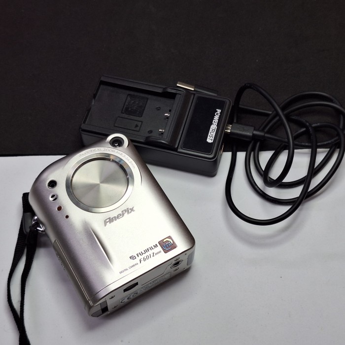 41313 Fujifilm FinePix F601 Zoom Digital Camera Super CCD